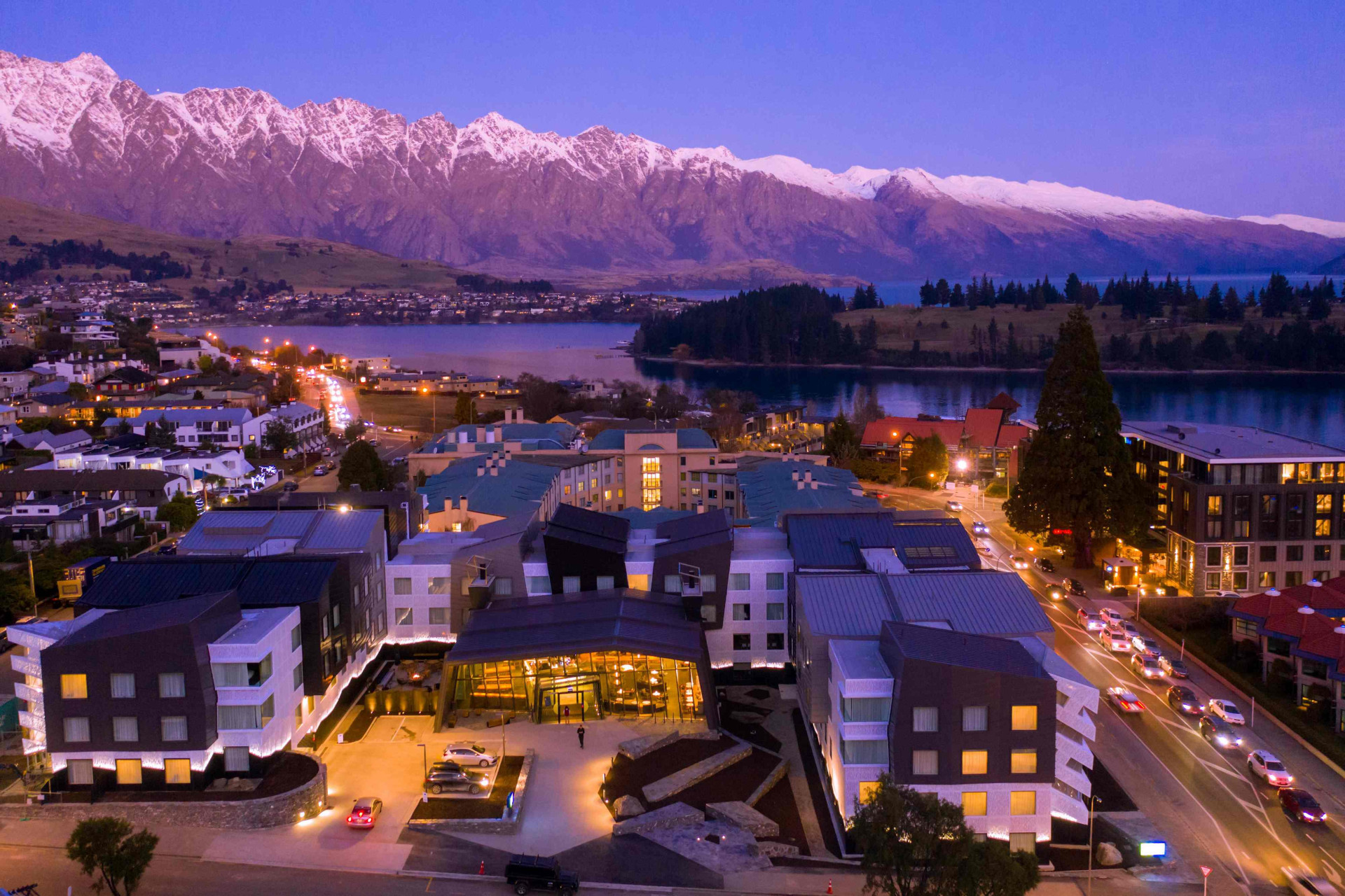 holiday inn express and suites queenstown 6621085132 3x2 v2